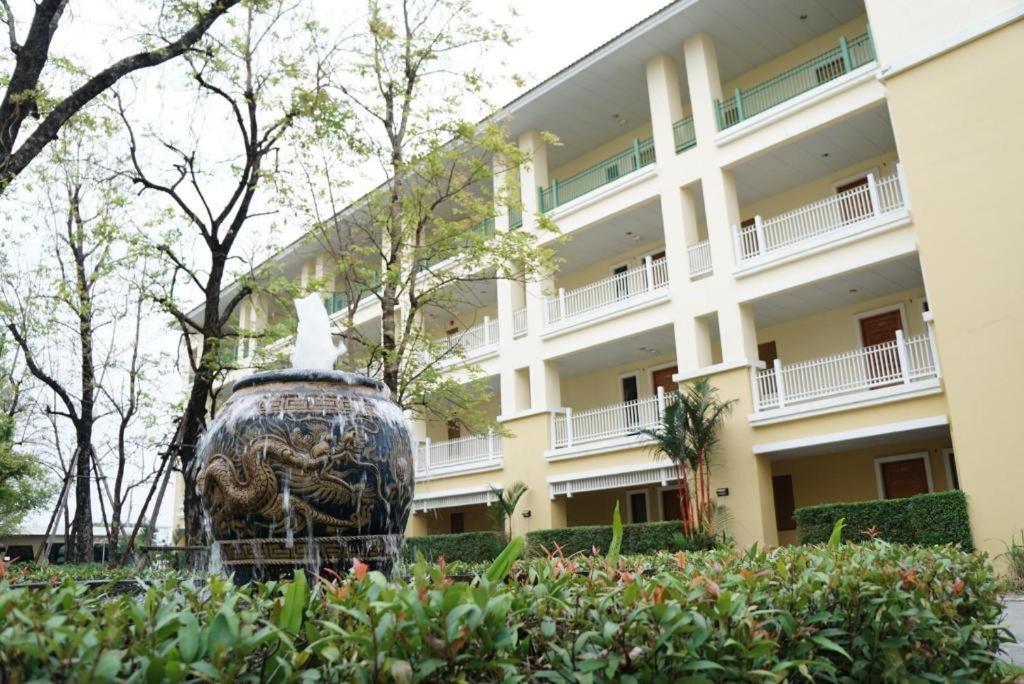 The One Residence Hotel Bangkok Esterno foto