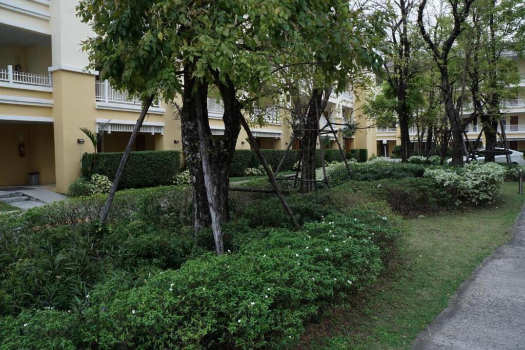 The One Residence Hotel Bangkok Esterno foto