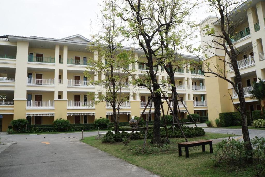 The One Residence Hotel Bangkok Esterno foto