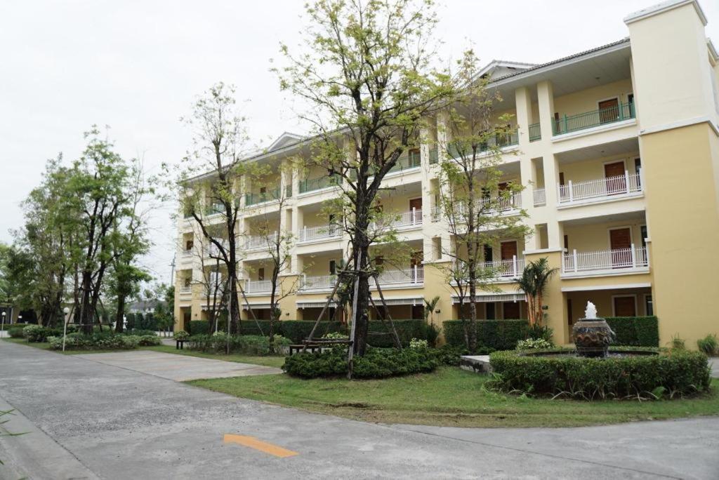 The One Residence Hotel Bangkok Esterno foto