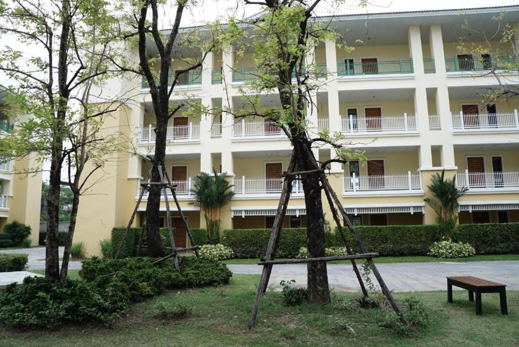 The One Residence Hotel Bangkok Esterno foto