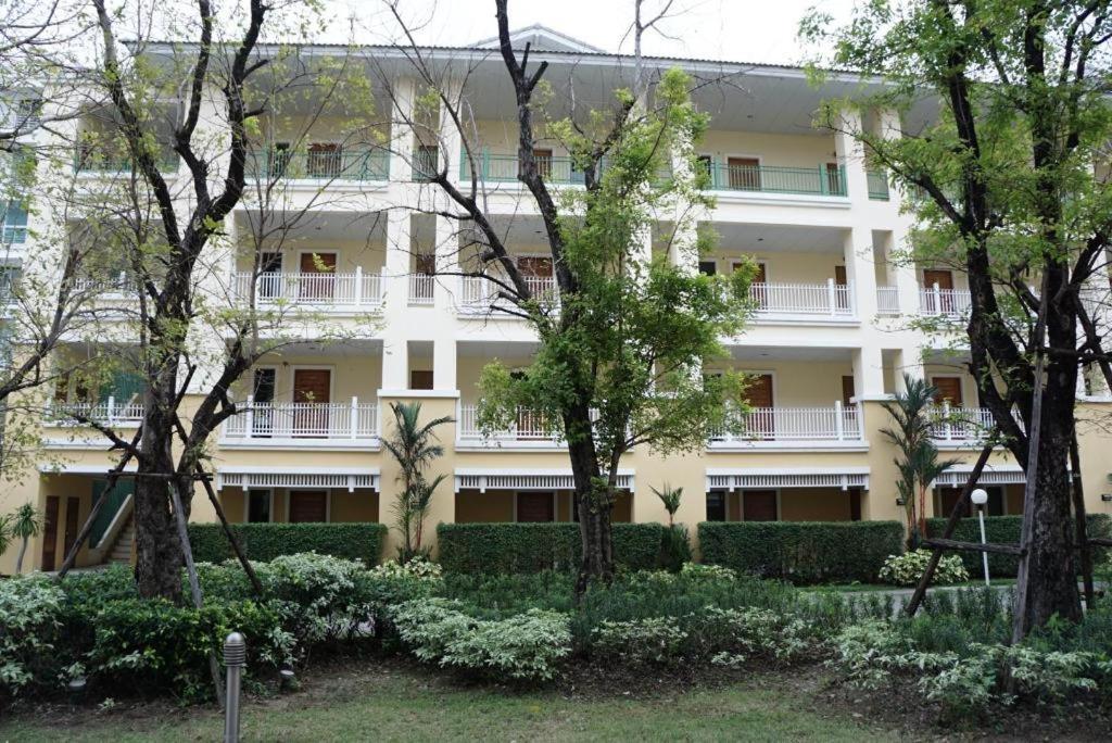 The One Residence Hotel Bangkok Esterno foto